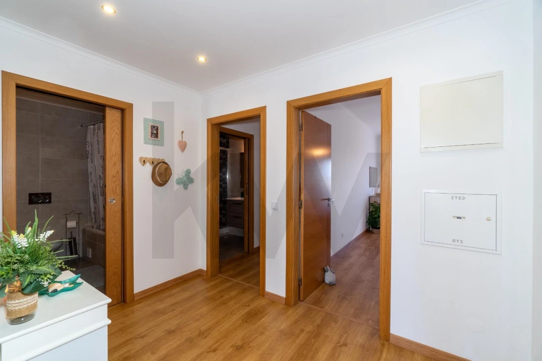 Apartamento T2 para Venda em Quelfes Foto 18