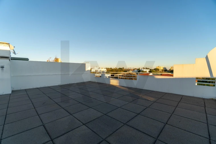 Apartamento T2 para Venda em Quelfes Foto 46