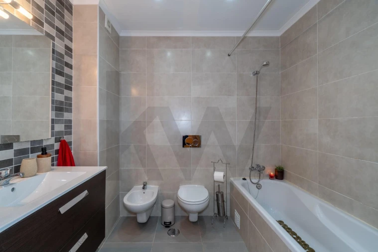 Apartamento T2 para Venda em Quelfes Foto 35