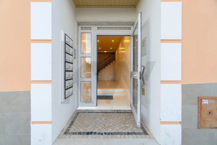 Apartamento T2 para Venda em Quelfes Foto 7