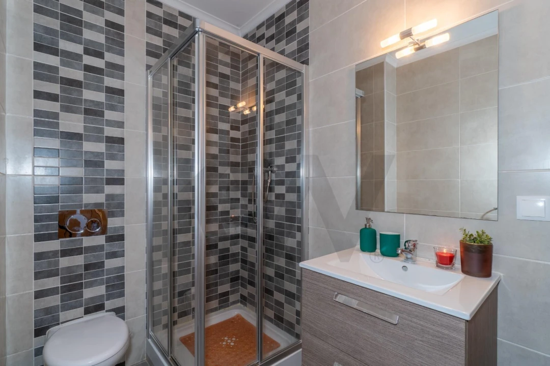 Apartamento T2 para Venda em Quelfes Foto 33