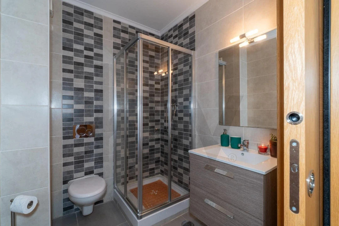 Apartamento T2 para Venda em Quelfes Foto 32