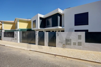 Moradia T3 para Venda em São Domingos de Rana