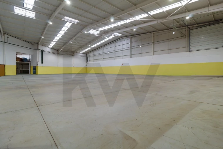 Armazém para Venda em Paços de Brandão Foto 10