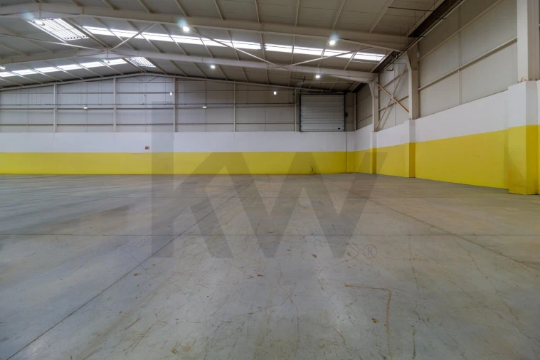 Armazém para Venda em Paços de Brandão Foto 2