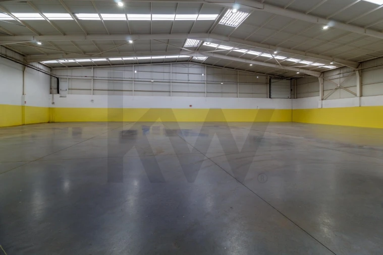 Armazém para Venda em Paços de Brandão Foto 7