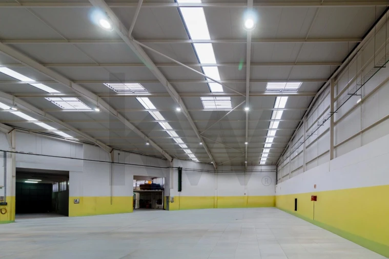 Armazém para Venda em Paços de Brandão Foto 3