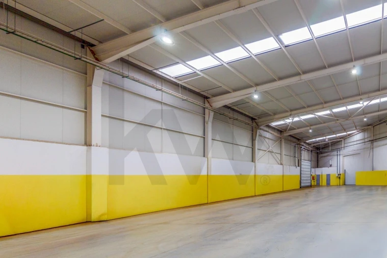 Armazém para Venda em Paços de Brandão Foto 4