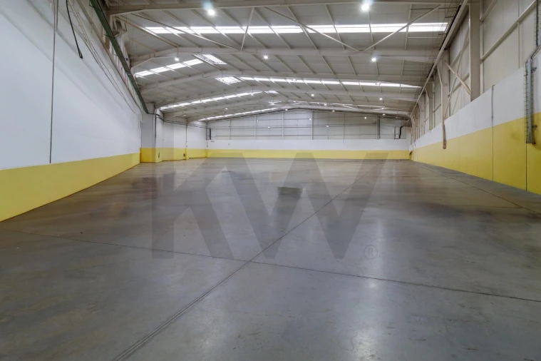 Armazém para Venda em Paços de Brandão