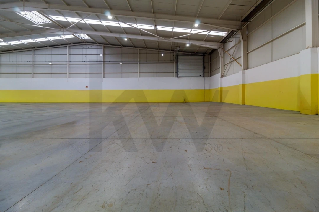 Armazém para Venda em Paços de Brandão Foto 2