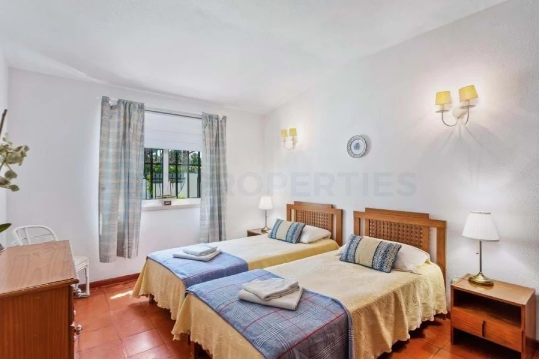 Moradia T4 para Venda em Quarteira Foto 3