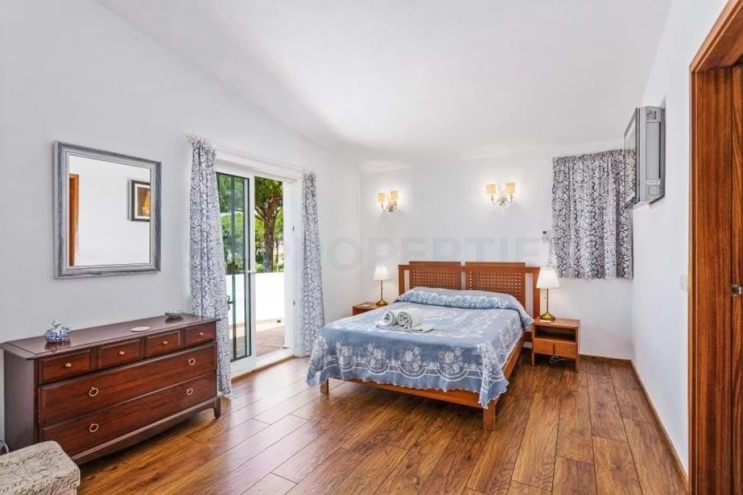 Moradia T4 para Venda em Quarteira Foto 9