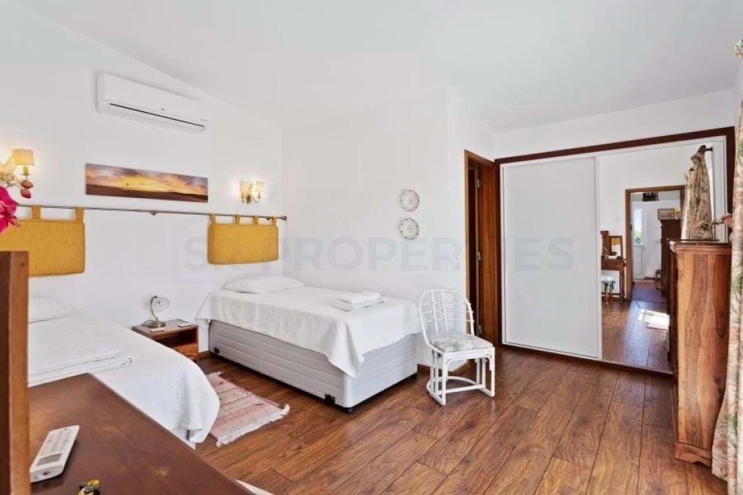 Moradia T4 para Venda em Quarteira Foto 10