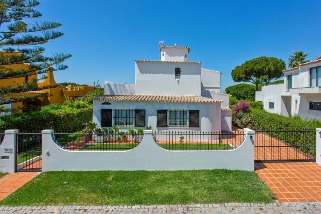 Moradia T4 para Venda em Quarteira Foto 1