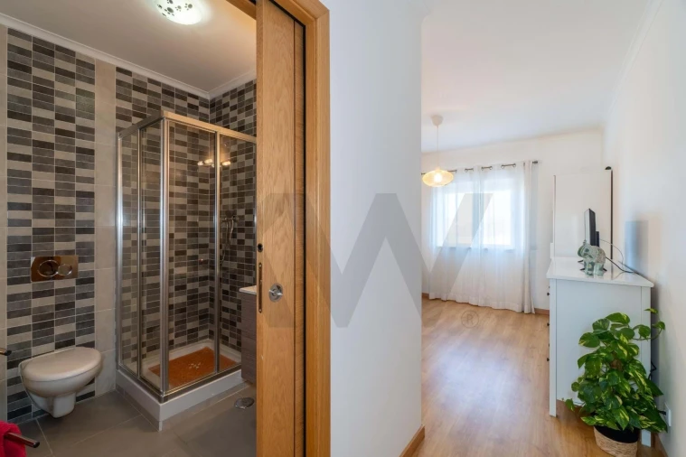 Apartamento T2 para Venda em Quelfes Foto 25