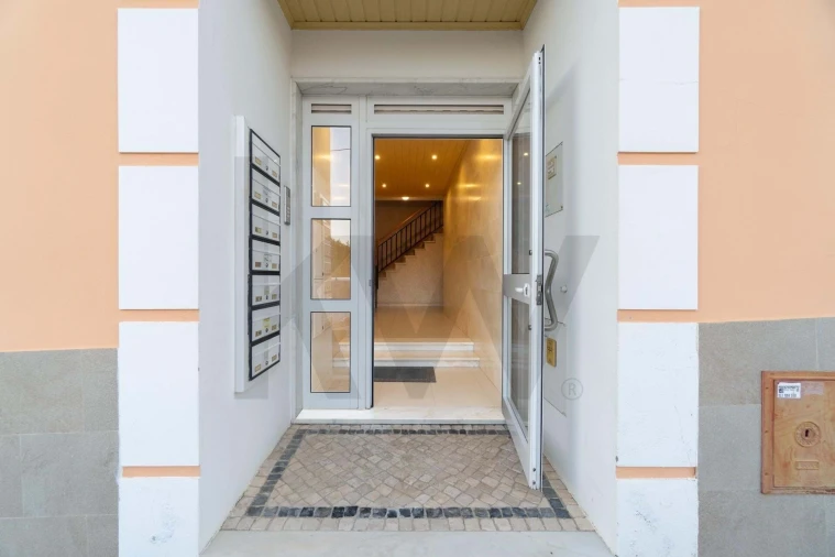 Apartamento T2 para Venda em Quelfes Foto 7