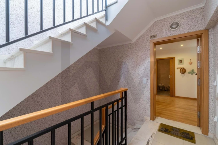 Apartamento T2 para Venda em Quelfes Foto 9