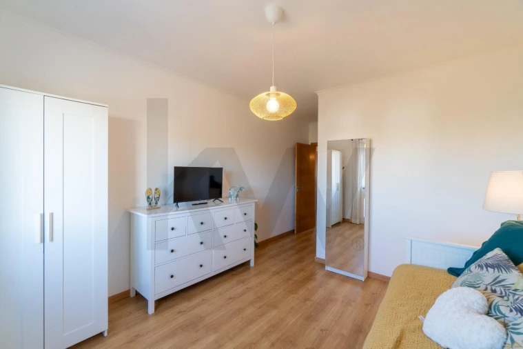 Apartamento T2 para Venda em Quelfes Foto 29