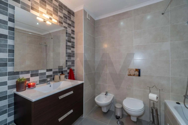 Apartamento T2 para Venda em Quelfes Foto 36