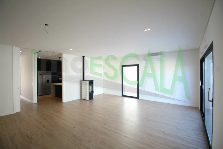 Moradia T4 para Venda em Aveiras de Cima Foto 8