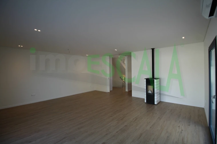 Moradia T4 para Venda em Aveiras de Cima Foto 10