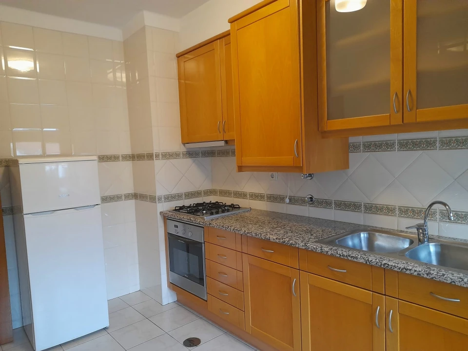 Apartamento T1 para Arrendamento em Santo Antonio dos Olivais Foto 5