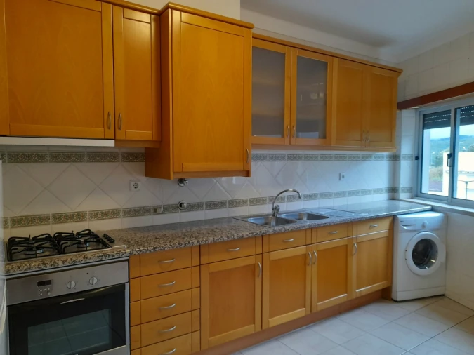 Apartamento T1 para Arrendamento em Santo Antonio dos Olivais Foto 6