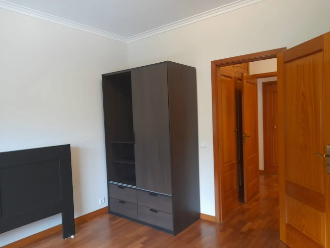 Apartamento T1 para Arrendamento em Santo Antonio dos Olivais Foto 11