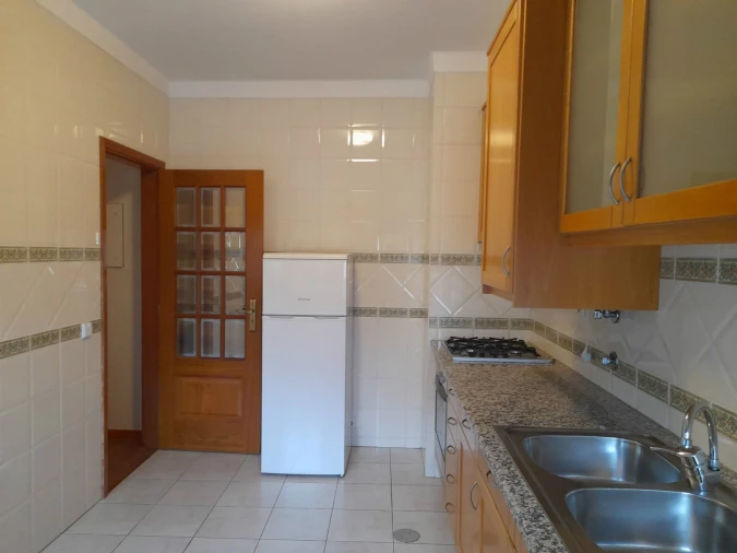 Apartamento T1 para Arrendamento em Santo Antonio dos Olivais Foto 3