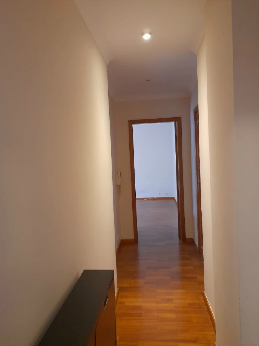 Apartamento T1 para Arrendamento em Santo Antonio dos Olivais Foto 8