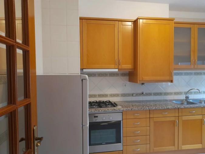 Apartamento T1 para Arrendamento em Santo Antonio dos Olivais Foto 4