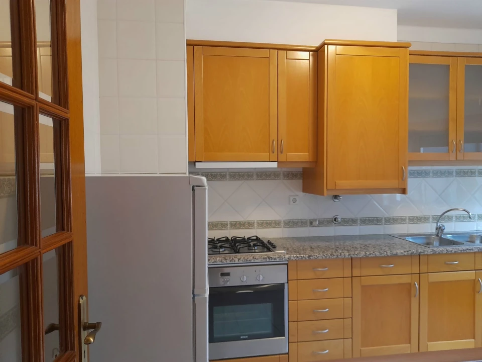 Apartamento T1 para Arrendamento em Santo Antonio dos Olivais Foto 4