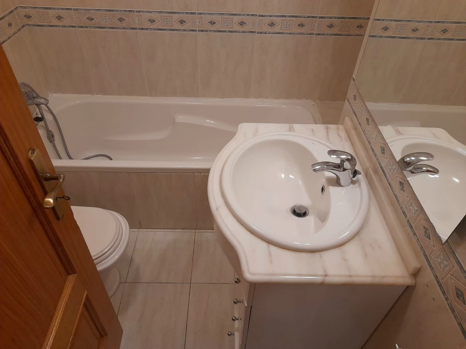 Apartamento T1 para Arrendamento em Santo Antonio dos Olivais Foto 9