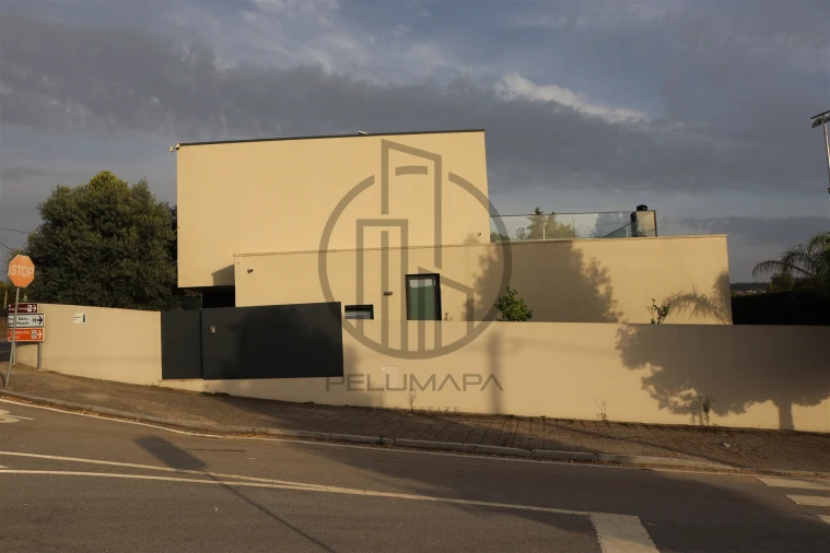 Moradia T4 para Venda em Louro Foto 49