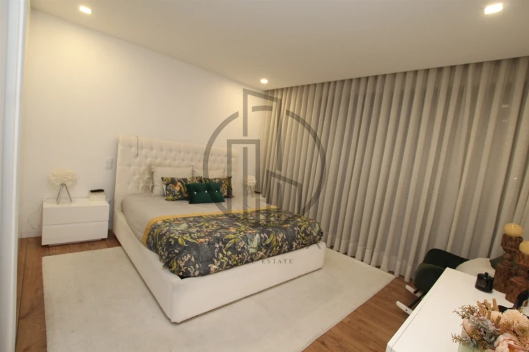 Moradia T4 para Venda em Louro Foto 33