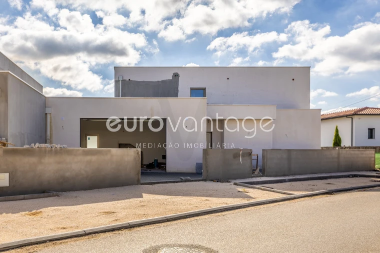 Moradia T4 para Venda em Batalha Foto 3