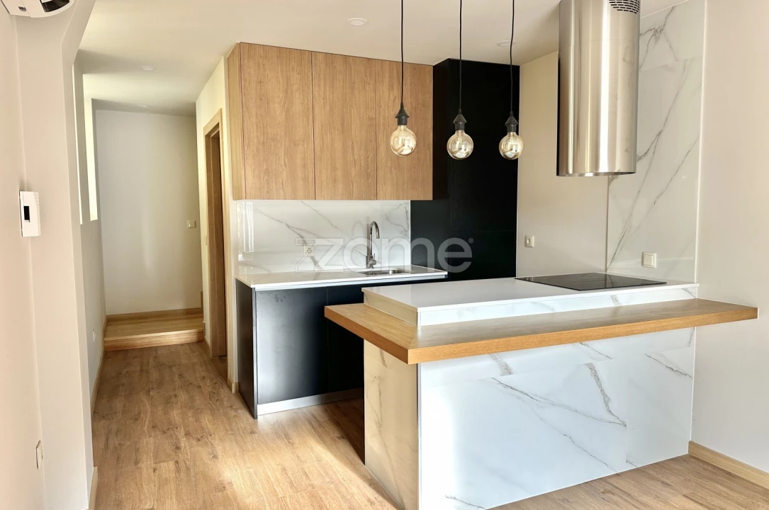 Moradia T4 para Venda em Santa Marinha e São Pedro da Afurada Foto 1