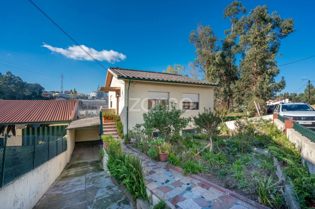 Moradia T2 para Venda em Milheiros Foto 1