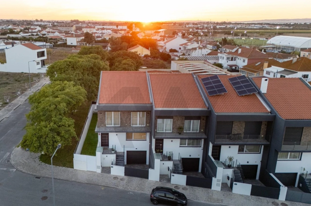 Moradia T3 para Venda em Sarilhos Grandes Foto 1