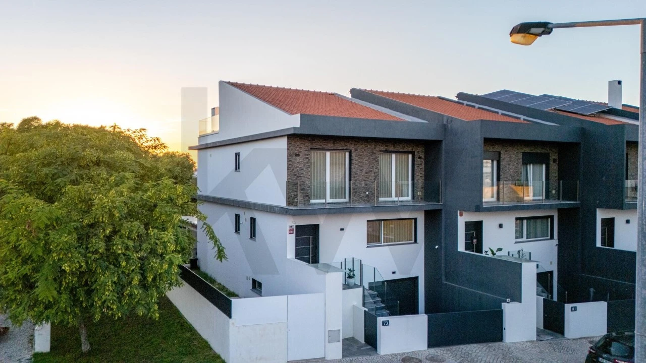 Moradia T3 para Venda em Sarilhos Grandes Foto 3