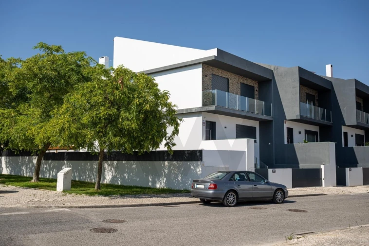 Moradia T3 para Venda em Sarilhos Grandes Foto 4