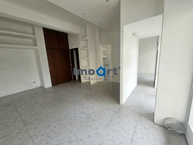 Loja para Arrendamento em Ramalde Foto 9