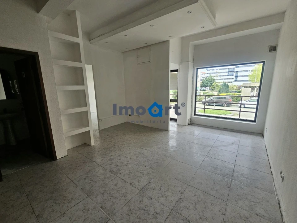 Loja para Arrendamento em Ramalde Foto 10