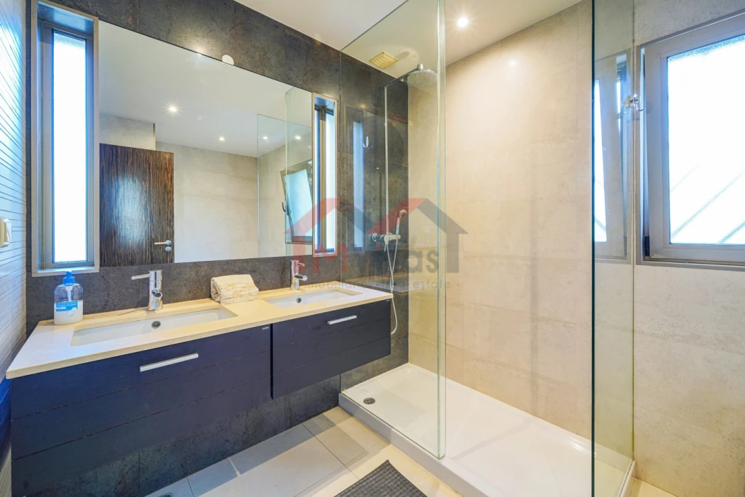 Moradia T5 para Venda em Guia Foto 14