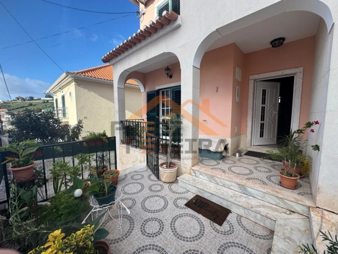 Moradia T4 para Venda em Ramada e Caneças