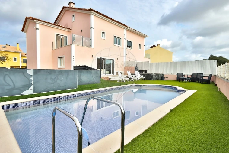 Moradia T4 para Venda em Rio de Mouro