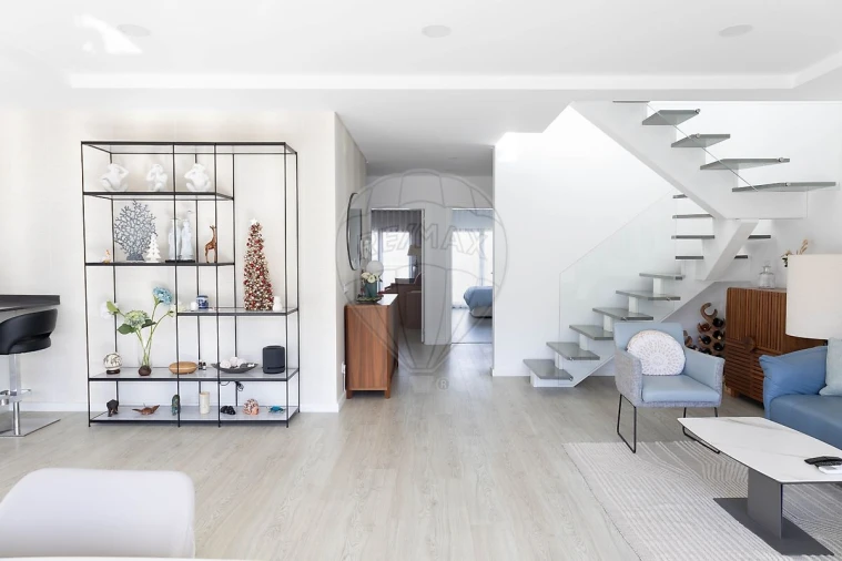 Apartamento T4 para Venda em Charneca de Caparica e Sobreda Foto 8