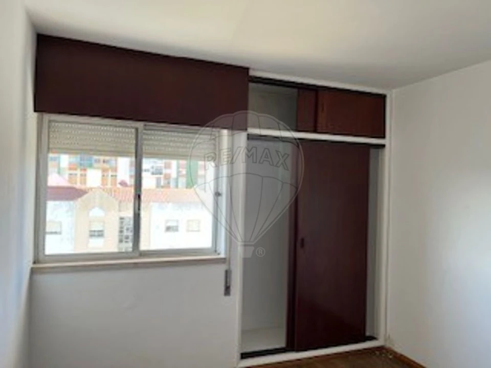 Apartamento T3 para Venda em Santo António dos Cavaleiros e Frielas Foto 2