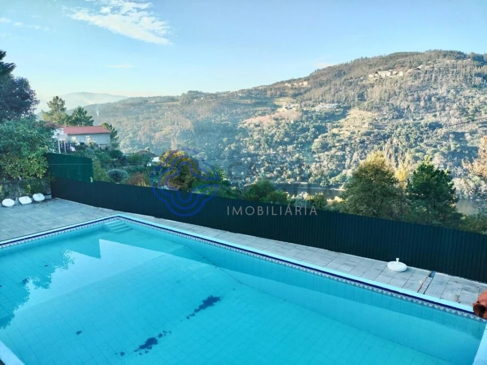 Quinta T3 para Venda em Oliveira do Douro Foto 1