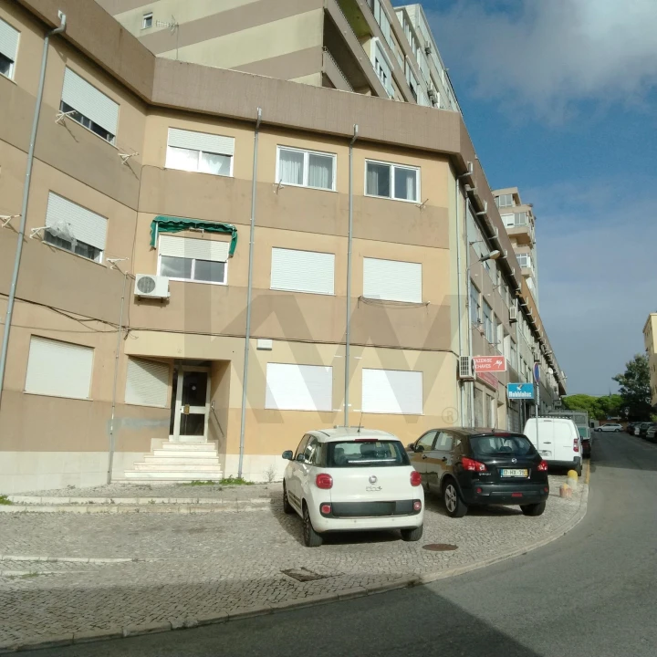 Apartamento T1 para Arrendamento em Laranjeiro e Feijó Foto 28